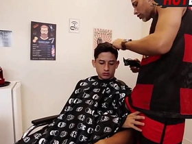 我给理发师献了屁眼 indonesian lokal gay porn