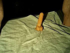 旧假阳具，新鲜精液 gay teen asia porn