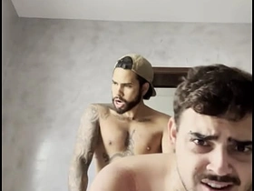 小鲜肉给兄弟爽了一把 hot rimming gay porn