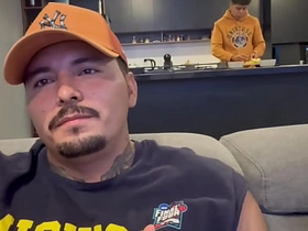 老子招待客人最到位，请喝酒喝水，含鸡巴，还用换挡杆捅他们屁眼 hot gay hentai porn