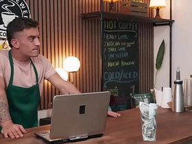 猛男片——莉莉撞见德雷克·冯和特雷弗·布鲁克斯搞逼，随后加入咖啡店激情3P gay tube porn chinese