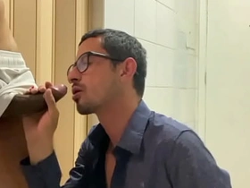 干到兴起把受的衣服撕烂，他穿着内裤跑了 handsome gay porn hot