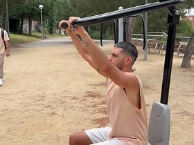 公园逮到的小骚零被我无套狂操，内射灌满精液 hot muscular gay porn