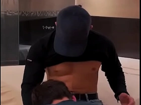 我给送气球的小哥额外小费，结果他把我操得爽翻天 japan gay porn time freeze