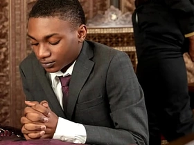 黑人浸信会男孩多米尼克·杨被黑人牧师普林斯·雷恩的大黑屌干了！这小基佬嘴和屁眼都没逃过那根巨屌！ gay indonesia porn