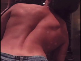 酒吧聊完女人后，我和直男兄弟在浴室搞上了 korean black gay porn