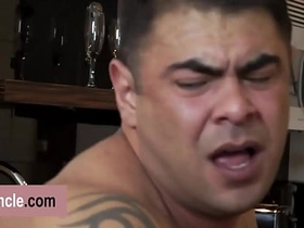 超性感猛男瑞奇遇到暗恋对象，现在该干点刺激的了 hot asians gay porn