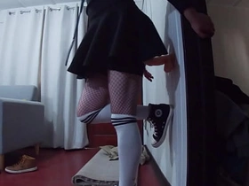 穿迷你裙的Chico从肛门拳交入门，塞进他的新巨型假阳具 porn gay korean cute