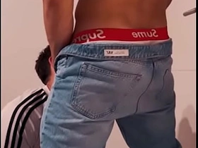 单身派对上的直男男友偷偷在派对角落操我 hot suit gay porn