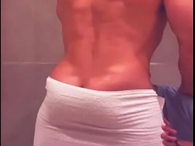 看到哥们从酒吧回来洗澡 忍不住冲进淋浴间跟他搞 yuto japan gay porn