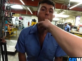 饥渴男人们在车间里3P狂操 gay porn desi hot