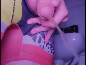 小白脸在厕所撒尿后舔自己的尿 korean handsome boy gay porn