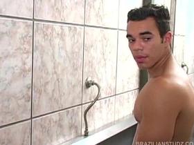 拉丁三人公厕性交 korean gay public porn