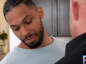 地下男孩 - 发情的托尼爬向布洛克鼓胀的裤裆 china gay teen porn