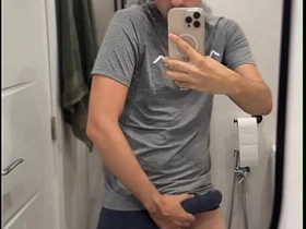 双性恋小伙炫耀大鸡巴并射出一大坨 hot gay porn star