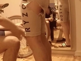 受伤自行车手继父与饥渴关怀儿子 - 第一部 免费 gay porn czech hunter hot