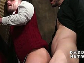 神父的淫穴新世界，展开了 hot asia gay porn