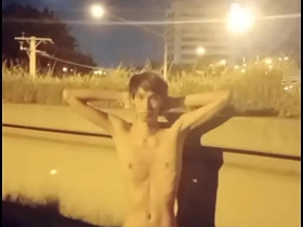 天桥上暴露 myanmar gay porn movie