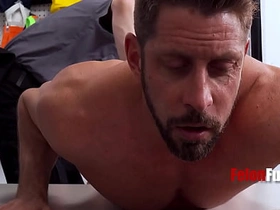 小偷只有两个选择：要么操警卫，要么在监狱里被操 muscle hot gay porn