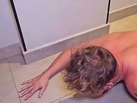 大胡子主人操烂小鲜肉的屁眼，把他当性奴使唤。BDSM狗玩羞辱高潮 indian hot gay porn videos