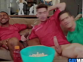 足球粉被黑白基友轮着用 japan gay porn cute