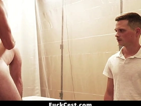 那男人毫不掩饰他青筋暴起的勃起鸡巴 - 乱伦性交 gay porn hot step dad