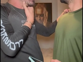 朋友看到我手机相册里的屌照非要看实物 结果忍不住直接口了起来 chinese cam gay porn