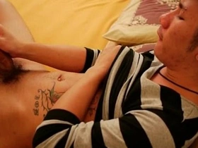 亚洲基佬在床上撸鸡巴 gay chinese movie porn