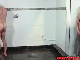 我无套插他 他在我嘴里射精 hot older male gay porn