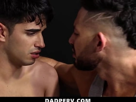 继子让继父抚弄他的鸡巴 任由其掌控 - 老爸变态 hot pakistani gay porn