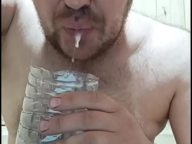 大鸡巴射出一发热精，接着被吃掉了！ chinese handjob gay porn