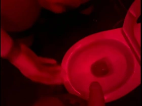 业余小帅哥在俱乐部厕所看朋友撒尿，伸手帮忙然后自己硬了... sister hong gay porn china