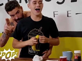 TWINKPOP - 嫩仔乔伊·米尔斯用打发奶油和糖粒装饰克里斯·该死的鸡巴 变成美味点心 gay porn chinese orgy