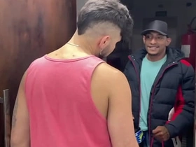 收货时让快递员上楼 他用肉棒当报酬还射了我满嘴 korean gay porn femboy