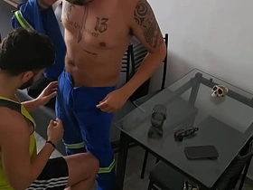 维修工来查网线却把鸡巴插进来 china gay porn tube