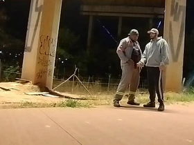 摩托车手VS打工仔 撒完尿转身就求口交 gay porn indonesia massage