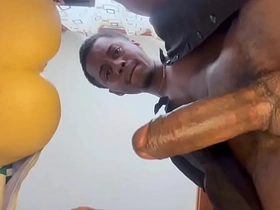 老爹边吐口水边用飞机杯撸他那根大屌，最后射了 korean gay suck porn