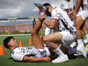 第一次无套群P和足球队友训练后乱搞 indonesia outdoor gay porn