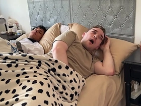 别出声，别让你继兄发现！- 与大鸡巴纹身拉丁小鲜肉3P korean gay toilet porn