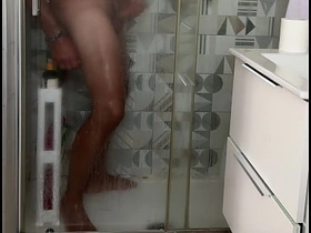 被抓到在淋浴时打飞机 射精猛烈 真实高潮 —— 被偷窥 hot on the market gay porn