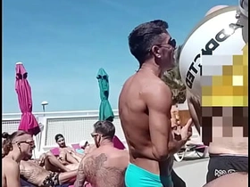 泳池边的口交盛宴：我的鸡巴是2025 Grabbys周末的主角！ hot gay bl porn