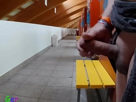 我在公共更衣室撸我厚包皮鸡巴，差点被抓到两次。 gay porn malaysia twitter