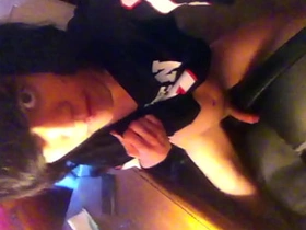 嫩0用光滑鸡巴磨椅子 隔着涤纶T恤手淫 korean army gay porn