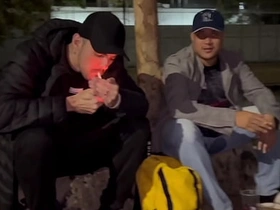 哥们在球场喝酒结果搞起基来，突然冒出个流浪汉让一切更有意思了 india gay hot porn