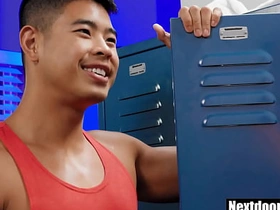 亚裔肌肉男被大屌朋友猛干 gay massage asian porn