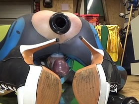 Extremeslut66 戴着隧道塞放屁，同时往屁眼里塞一根长假阳具 chinese gay porn hub