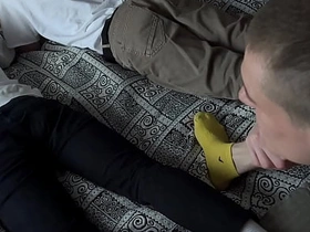 瘦仔带朋友来家玩——趁他们打游戏时，他和继父把他们全干了 gay china muscle porn