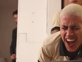 我在办公室搞同事被老板监控看到，这骚货忍不住加入了——免费看 twink korean gay porn