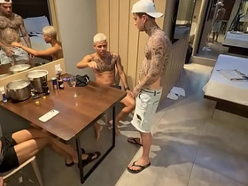 我和我哥们儿还有他朋友3P爽翻天 gay porn hot pecs