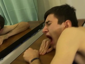 可爱摔跤少年训练时发情，直接在地板上开干——最后射进对方嘴里 porn massage asian gay